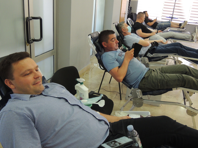 Nikola Šimunić (prvi na slici) dao je jučer dozu svoje krvi i reče da će i dalje nastaviti davanjima                                                                                                                                                      